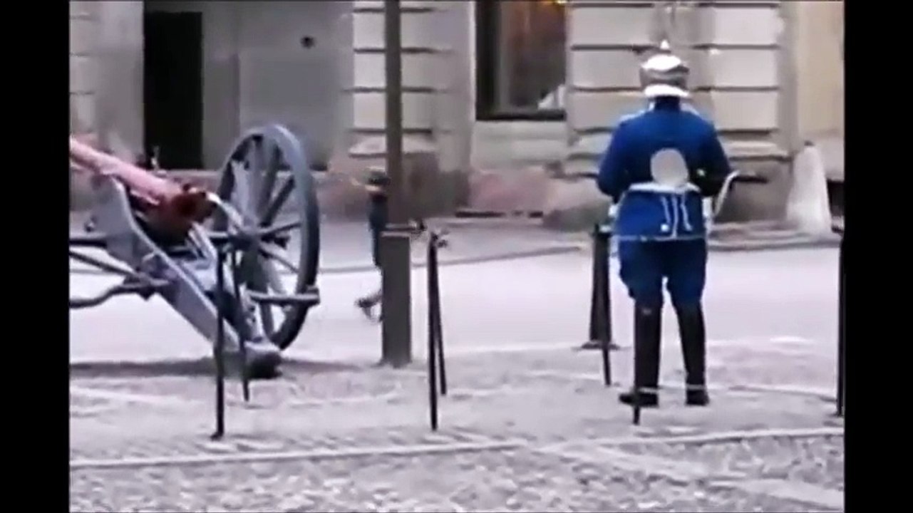 世界一の勇敢な 衛兵！とても可愛くて、でも大切にしたい！Brave guards in the world ！ You can not defeat this Guards!