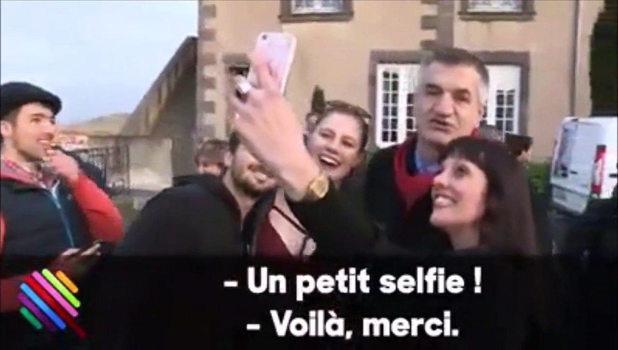 Quand Jean Lasalle louche sur un décolleté provoquant d'une de ses fans !