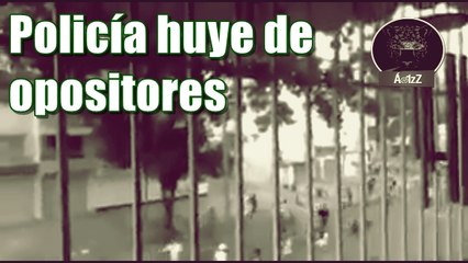 Policía huye de los manifestantes de oposición en Venezuela