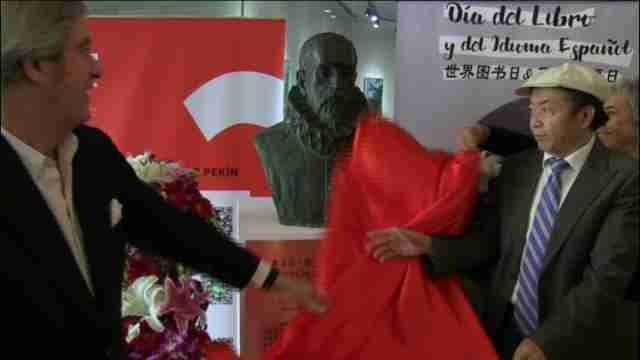 La inauguración de un busto de Cervantes marca el Día del Libro en Pekín