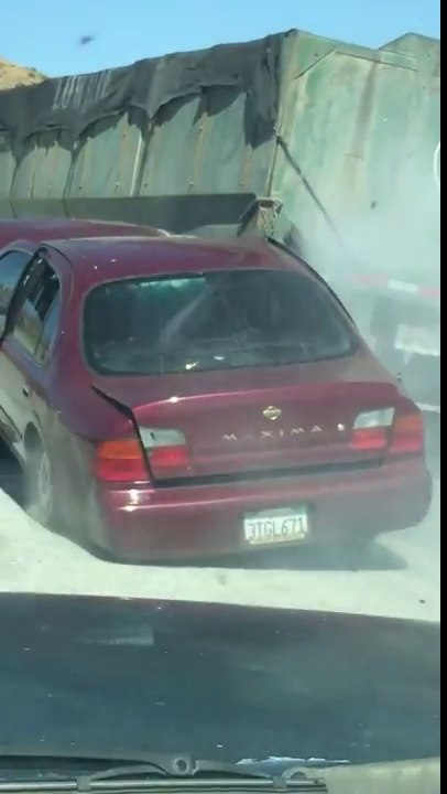 Ce camion traîne une voiture sur l'autoroute !!