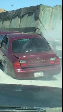 Ce camion traîne une voiture sur l'autoroute !!
