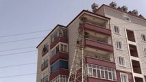 Evin Balkonuna Yüksek Gerilim Hattı Direği Devrildi