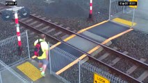 Une femme à deux doigts de se faire percuter par un train