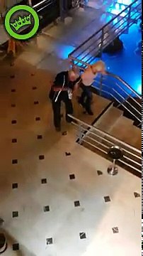 Un vieux couple bourré essayant de descendre les escaliers !!