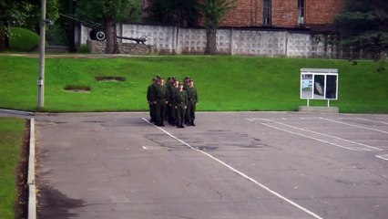 Ces soldats russes chantent  Barbie Girl  en défilant