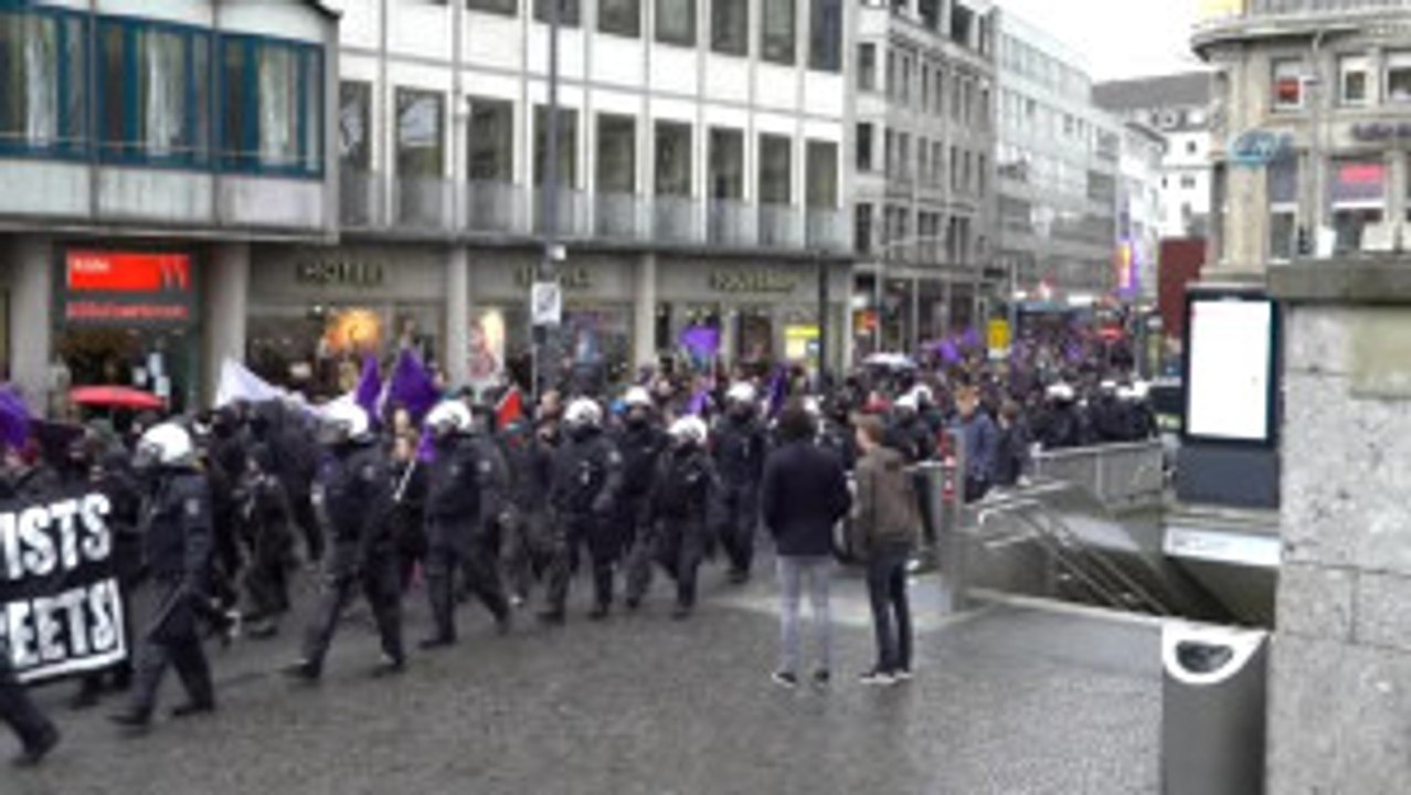Köln)- Aşırı Irkçı Afd'liler Köln'de Protesto Edildi- Onbinler Irkçılığa Karşı Sokağa Çıktı