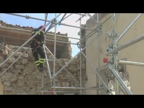 Visso (MC) - Terremoto, proseguono lavori a Palazzo del Comune (22.04.17)