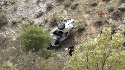 Tokat Uçuruma Yuvarlanan Otomobilden Anne ve Kızı Yaralı Kurtuldu