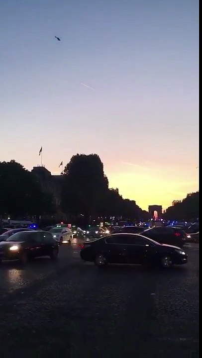 Champs Élysées à Paris, fusillade. Un homme aurait été touché par des tirs de riposte.