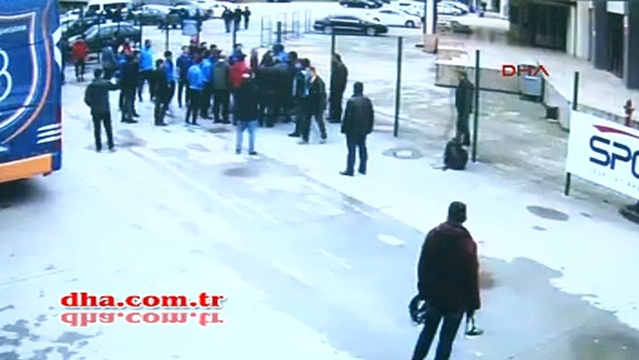 Başakşehirli futbolcular Trabzonlu gazetecilere saldırdı