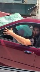 Ce conducteur de camion roule sans s'apercevoir qu'il traîne une voiture !