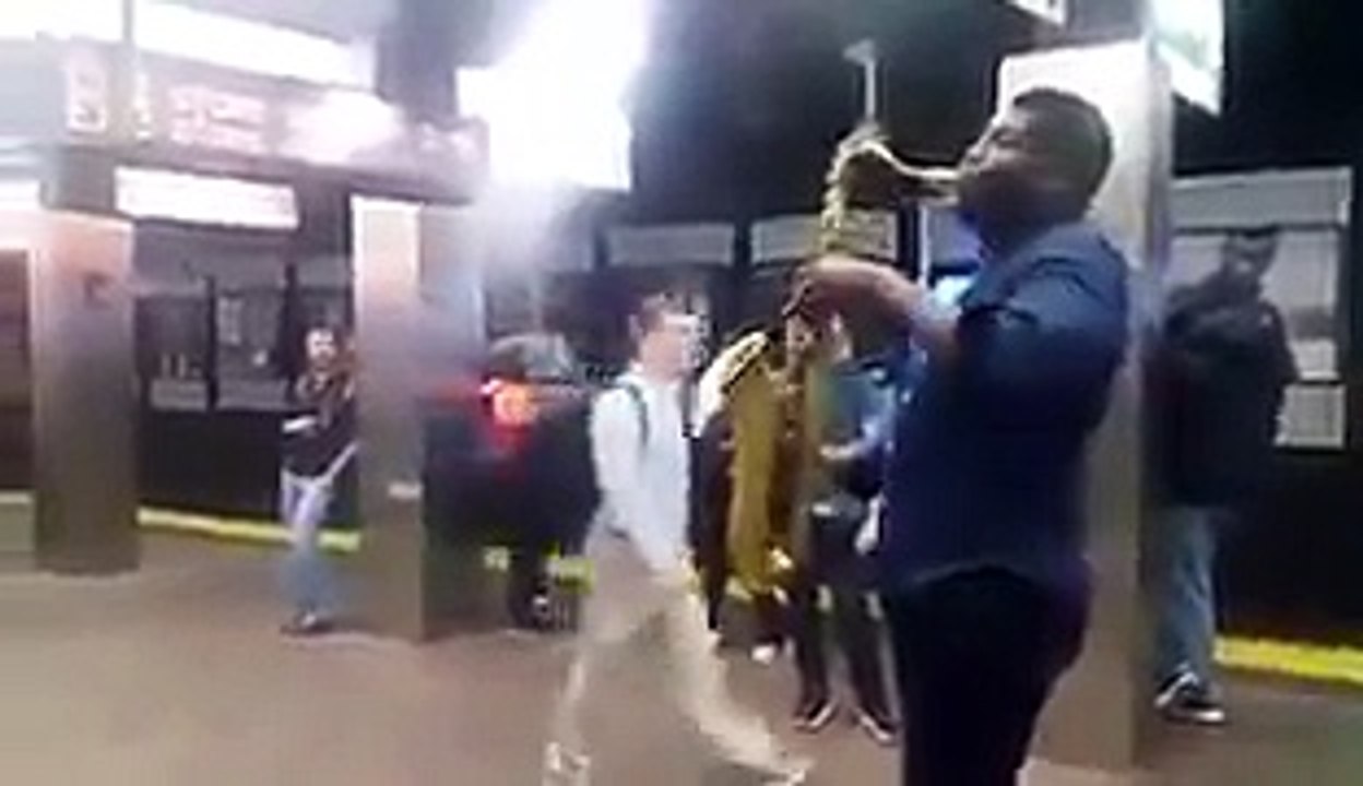 Вуличний музикант виконав Гімн України в метрополітені Бостона