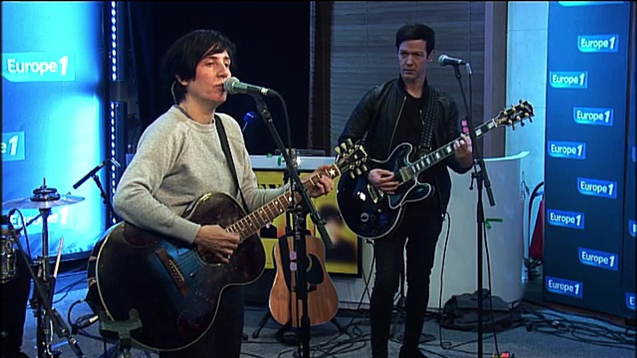 Texas chante "Tell that girl" en live, extrait de leur neuvième album studio