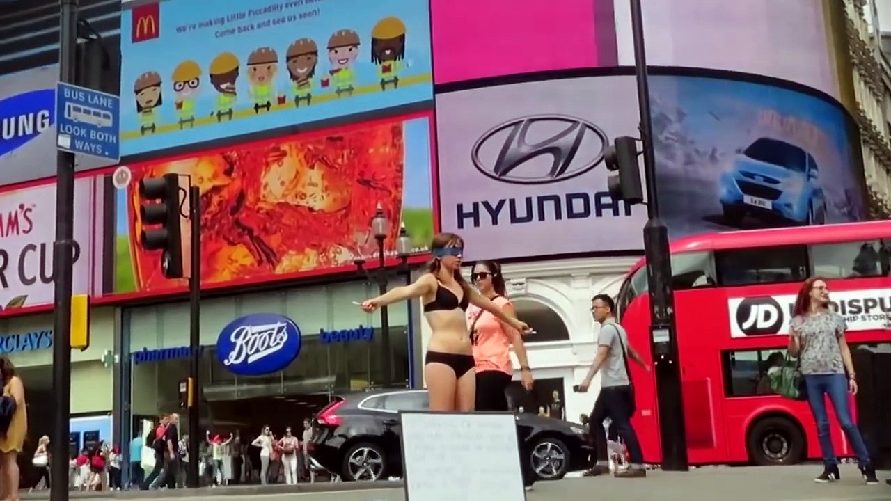 देखिए इस लड़की ने बीच सडक मैं कपडे खोलकर क्या किया GIRL DOING THIS IN PUBLIC
