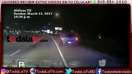 Auto se lleva por delante a una patrulla policial-Primer Impacto-Video