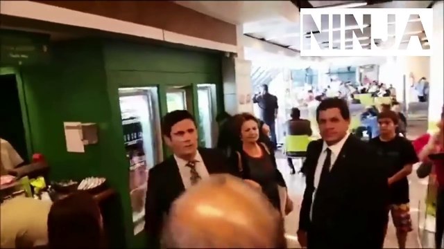 Bolsonaro se aproxima de Sergio Moro em aeroporto de Brasilia