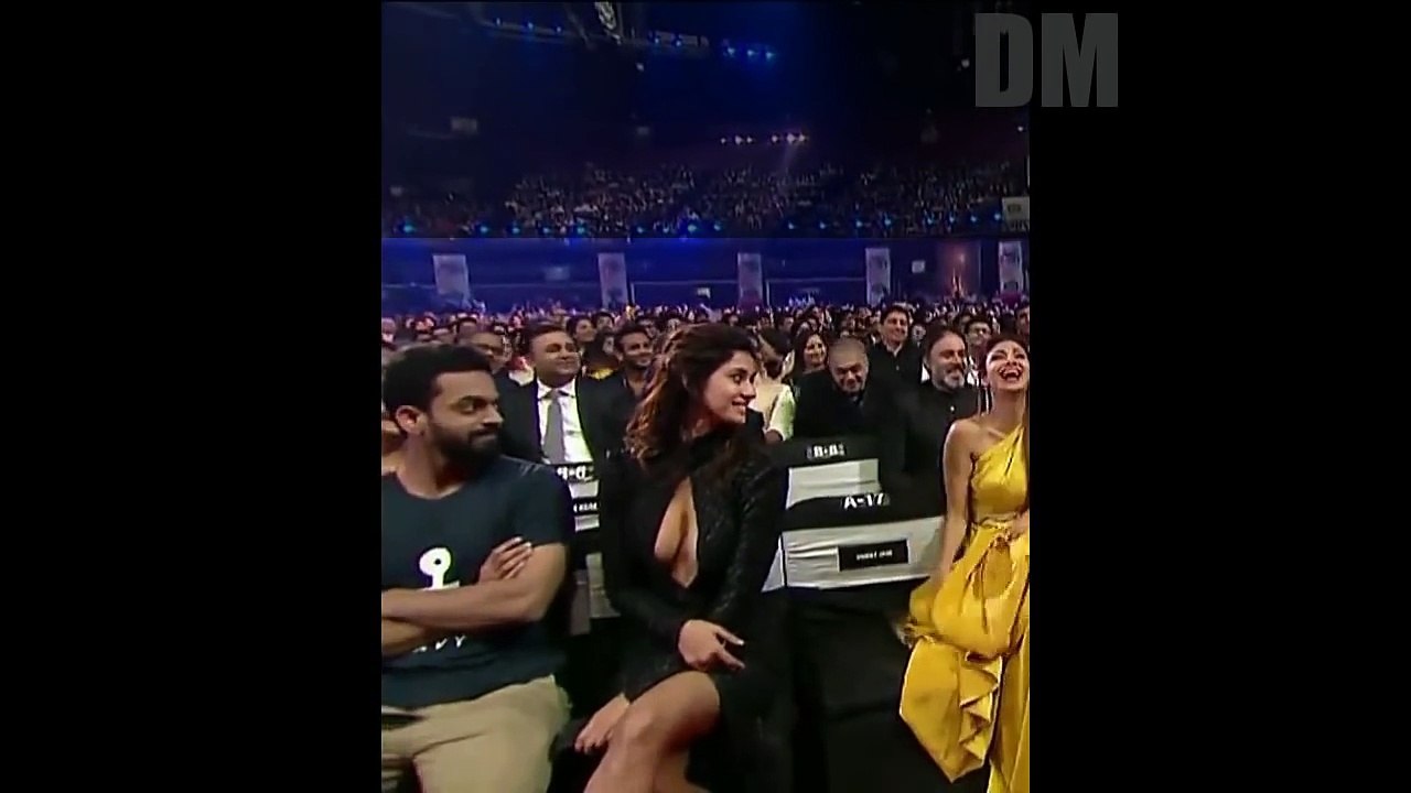 Disha Ptani and Soonam Kapoor Showing Hot Clevrage