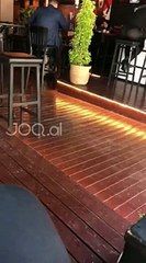 Bjondja tërbon meshkujt në Bllok, ngre të pasmet në lokal duke mos i lënë asgjë fantazisë