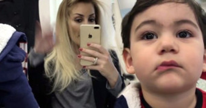 Petek Dinçöz'ün Oğlu, Saçına Fön Çektiren Annesini Meraklı Gözlerle İzledi