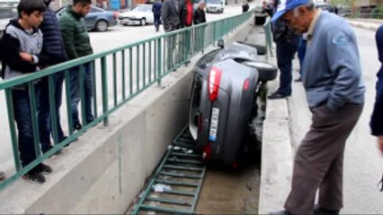 Otomobil Su Kanalına Düştü: 2 Yaralı