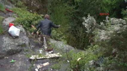 Zonguldak'ta Yolcu Minibüsü Şarampole Yuvarlandı