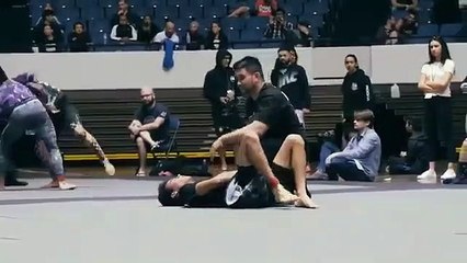 Il casse le bras de son adversaire en plein combat de Jiu-Jitsu Brésilien