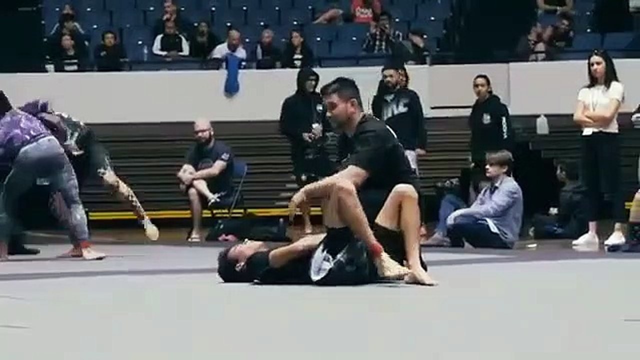 Il casse le bras de son adversaire en plein combat de Jiu-Jitsu Brésilien