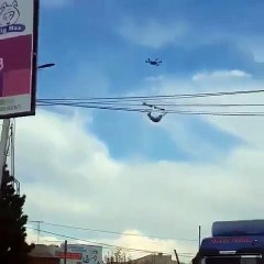 Increible la forma en la que este hombre se amarra a un DRONE para volar