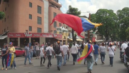 Download Video: Sin contratiempos culmina la marcha por los fallecidos en protestas contra Maduro