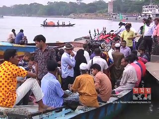 ঝড় মৌসুমে ঝুঁকি নিয়ে নদী পার হচ্ছে উপকূলের মানুষেরা