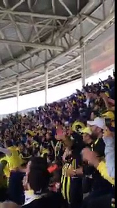 Fenerbahçe ve Galatasaray taraftarları Atatürk sevgisinde birleşti