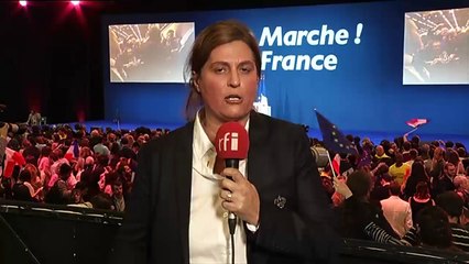 Valérie Gas, correspondante pour RFI au lieu de rassemblement d'Emmanuel Macron.