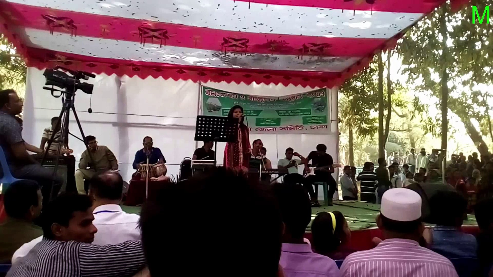 ⁣Bangla romantic song sunar moyna gore thuye baire tala lagaiche.