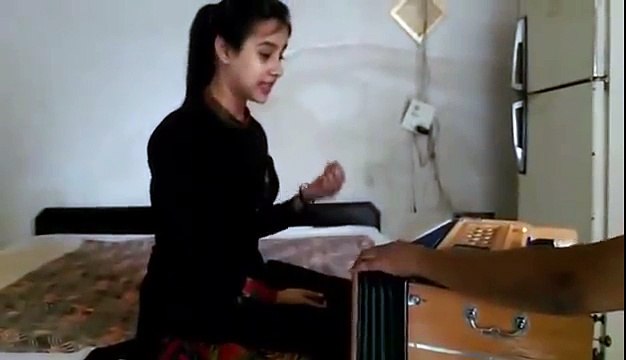 Indian pakistani girls singing sweet songs with her beautifull and cute voice the kapil sharma show (21)