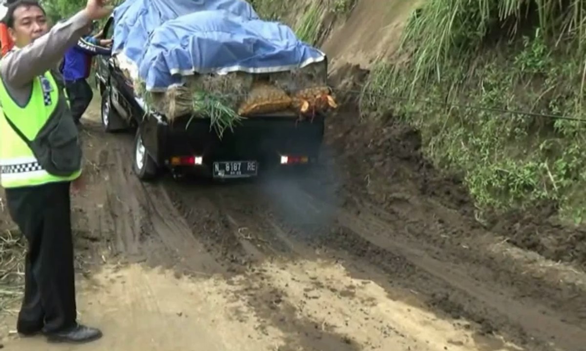 Tebing Longsor, Akses ke Gunung Bromo Terputus