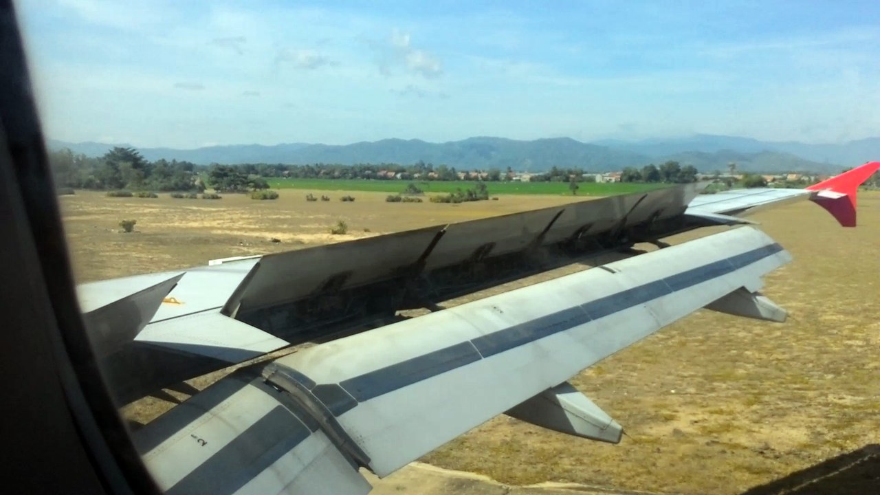 Viet Nam travel Air | Máy bay hạ cánh xuống sân bay Tuy Hòa - Phú Yên