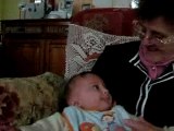 Dans les bras de mamie Angèle
