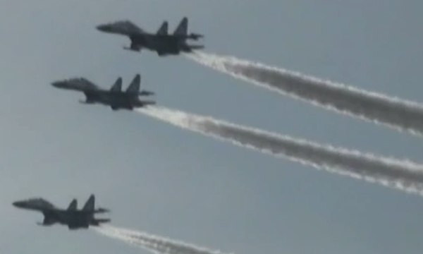 Atraksi Sukhoi Hibur Warga di Pantai Losari Makassar