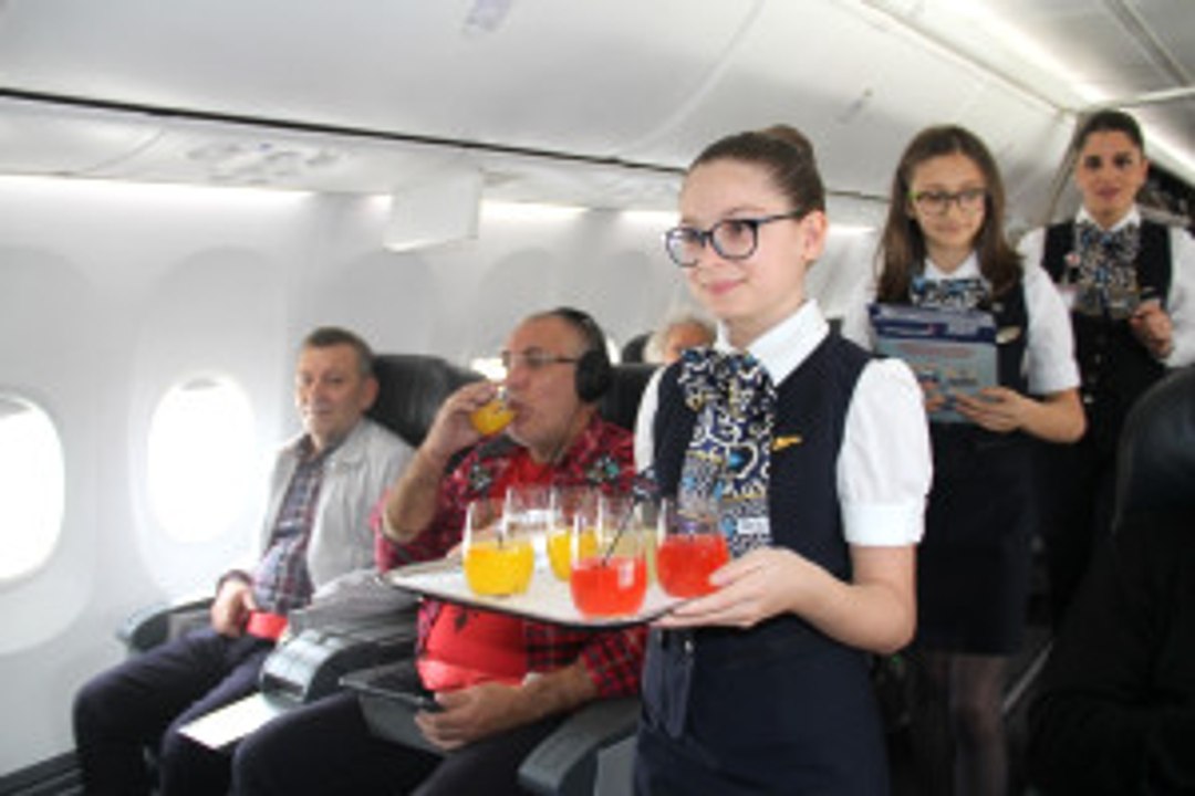 Anneleri Ile Aynı Uçakta Hosteslik Yaptılar