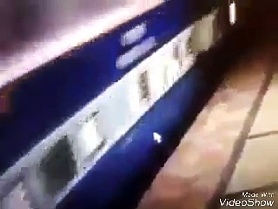 Dakhian kese adami train me neche we bch gya