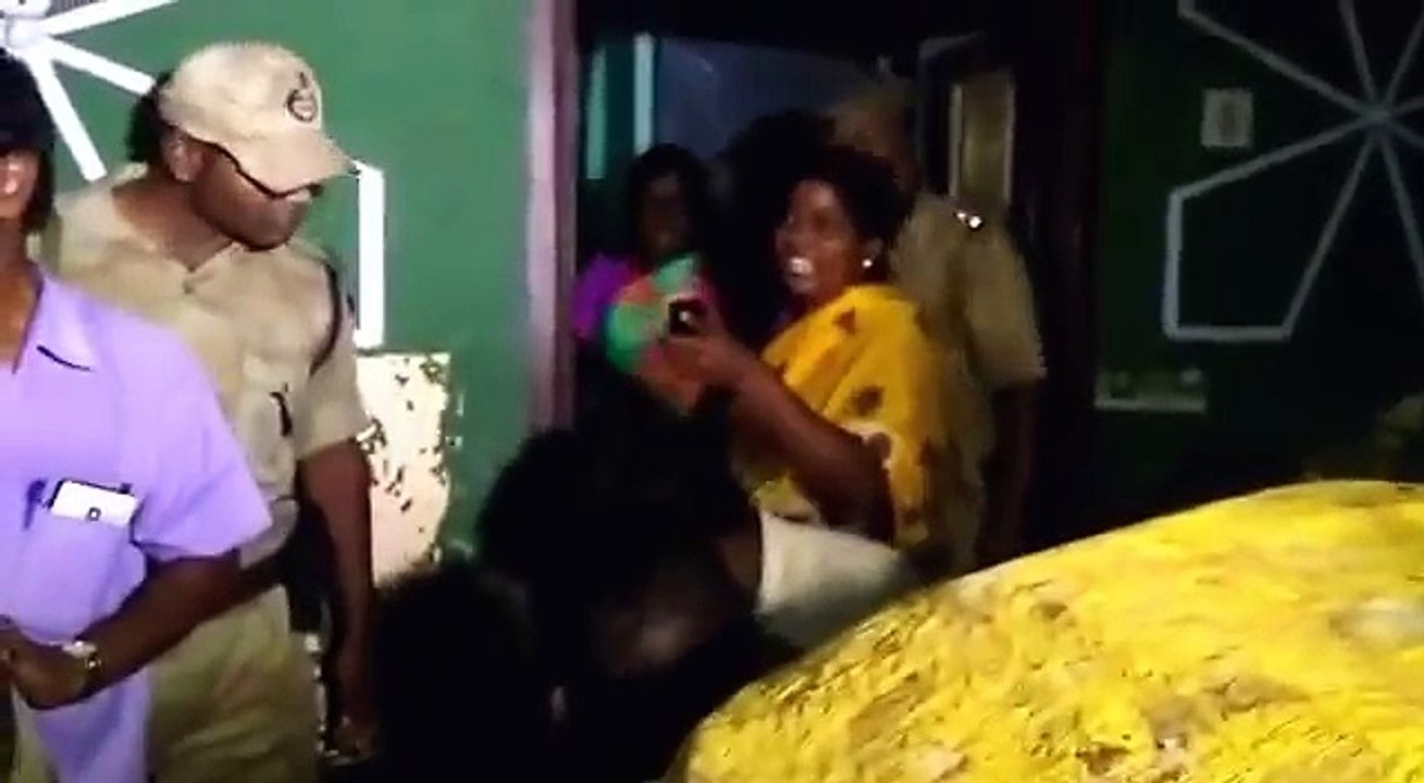 வடிவேலு பட டெக்னிக்கை ஃபாலோ செய்த ஆர்.கே நகர் பெண்