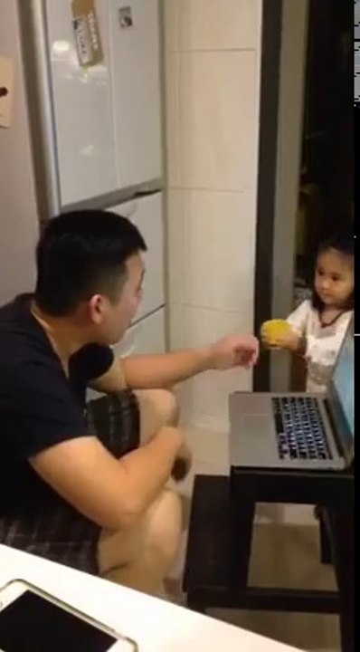 Ce n'est pas parce qu'on joue à la dînette qu'il ne faut pas vérifier l'origine des aliments...