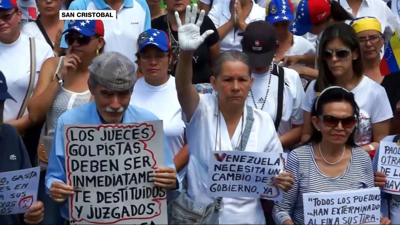 Venezuelans defy police in fresh protests
