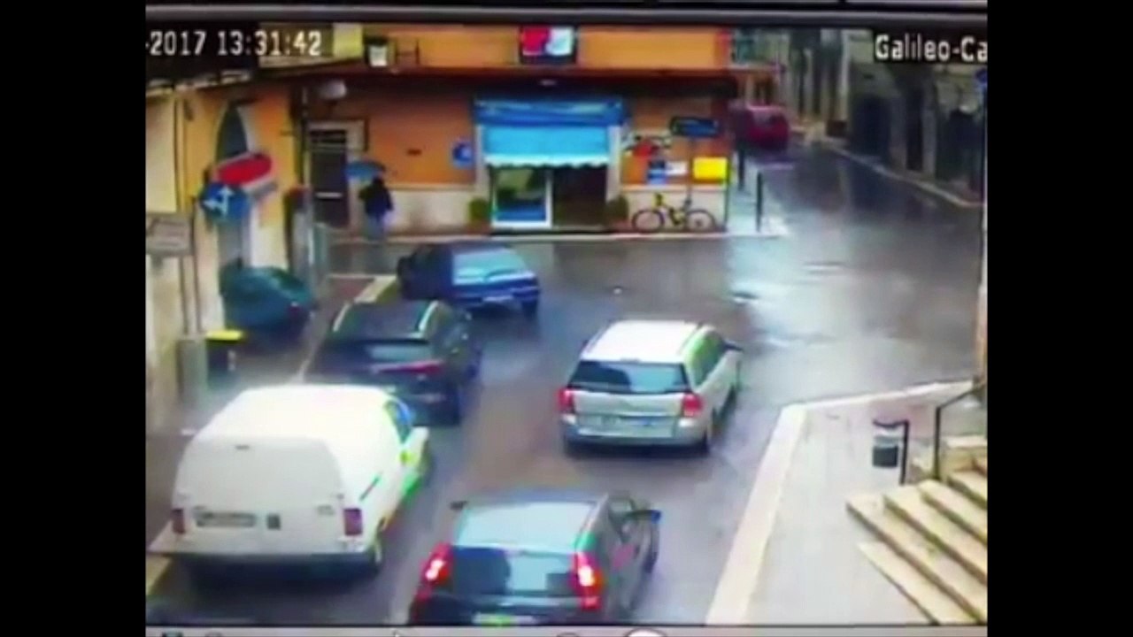 Bari, macchina non frena e sfonda una macelleria