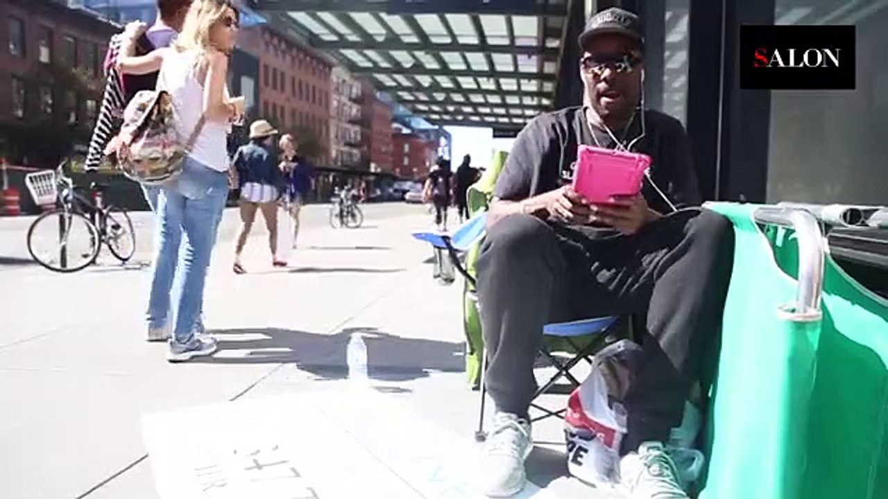 Il est payé pour faire la queue dans les files d'attente... chiant mais lucratif