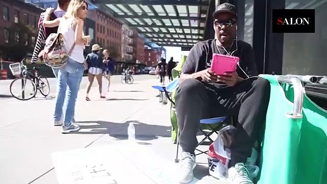 Il est payé pour faire la queue dans les files d'attente... chiant mais lucratif