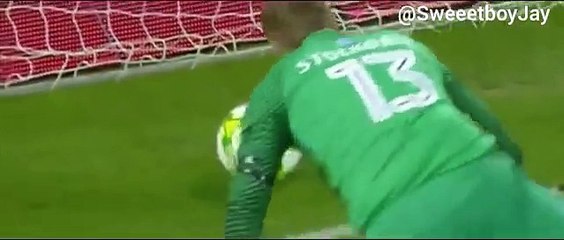 Ce goal va marquer 2 fois contre son camp... c'est pas son jour!