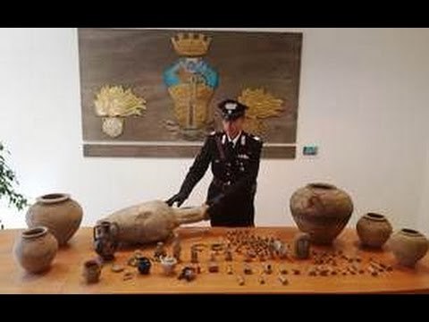 Marcianise (CE) - Arrestato per spaccio, in casa gli trovano reperti archeologici (23.04.17)