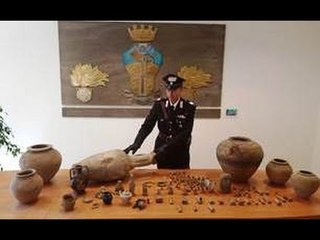 Marcianise (CE) - Arrestato per spaccio, in casa gli trovano reperti archeologici (23.04.17)